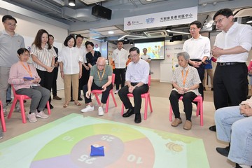 行政長官李家超今日(八月三十日)到訪東區,就新一份《施政報告》聽取市民意見。圖示李家超(右四)在民政及青年事務局局長麥美娟(左四)和勞工及福利局局長孫玉菡(右一)陪同下參觀一所社會服務大樓,並與服務使用者交流。