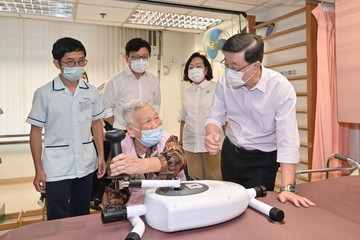 行政長官李家超今日(八月三十日)到訪東區,就新一份《施政報告》聽取市民意見。圖示李家超(前排右一)在民政及青年事務局局長麥美娟(後排右)和勞工及福利局局長孫玉菡(後排左)陪同下參觀一所社會服務大樓,並與服務使用者交流。