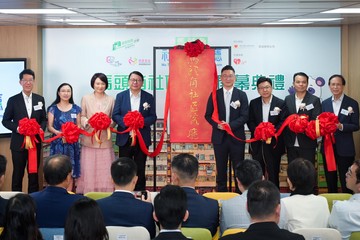The Chief Secretary for Administration, Mr Chan Kwok-ki, today (September 15) officiated at the Ma Tau Kok Community Living Room Opening Ceremony. The Secretary for Labour and Welfare, Mr Chris Sun; the Director General of the Kowloon Sub-office of the Liaison Office of the Central People