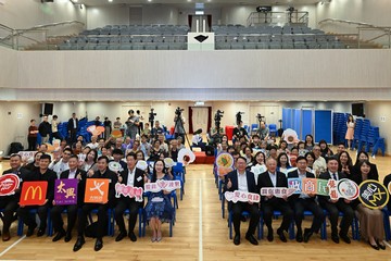 The Chief Secretary for Administration, Mr Chan Kwok-ki, attended the launching ceremony of the third round of the Caring Food Coupon Programme today (September 26). Photo shows (from sixth left, first row) the Director of Social Welfare, Mr Edward To; the Permanent Secretary for Labour and Welfare, Ms Alice Lau; Mr Chan; Legislative Council Member Mr Tommy Cheung; the Secretary for Labour and Welfare, Mr Chris Sun and other guests at the event.
