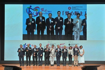 勞工及福利局(勞福局)今日(十月十日)舉辦「愛心僱主」獎章2025頒獎典禮。圖示勞福局副局長何啟明(中)和香港賽馬會董事羅啟華(右五)與一眾嘉賓合照。