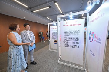 勞工及福利局(勞福局)今日(十月十日)舉辦「愛心僱主」獎章2025頒獎典禮。圖示勞福局副局長何啟明(左二)參觀「愛心僱主」獎章設計比賽得奬作品展覽。