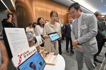 勞工及福利局(勞福局)今日(十月十日)舉辦「愛心僱主」獎章2025頒獎典禮。圖示勞福局副局長何啟明(右)參觀場內攤位。