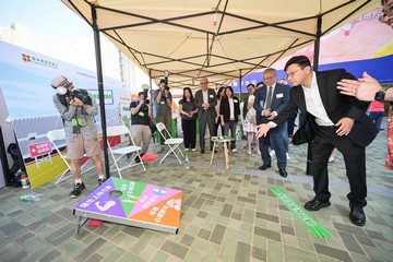 勞工及福利局局長孫玉菡今日(十月十一日)為「齊賀國慶76周年.2025精神健康月啟動禮暨嘉年華」主禮。精神健康月由勞工及福利局聯同多個決策局/部門、公營機構及非政府機構合辦,以響應世界心理衞生聯盟發起的「世界精神衞生日」。2025精神健康月以「活.好D」為主題,希望透過不同形式的公眾教育及推廣活動,提升市民對健康生活方式的認識與重視。圖示孫玉菡(右一)參與推廣「恆常運動」的遊戲攤位。