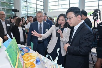 勞工及福利局局長孫玉菡今日(十月十一日)為「齊賀國慶76周年.2025精神健康月啟動禮暨嘉年華」主禮。精神健康月由勞工及福利局聯同多個決策局/部門、公營機構及非政府機構合辦,以響應世界心理衞生聯盟發起的「世界精神衞生日」。2025精神健康月以「活.好D」為主題,希望透過不同形式的公眾教育及推廣活動,提升市民對健康生活方式的認識與重視。圖示孫玉菡(右一)參觀「精神復元人士藝術作品展」,並聆聽機構職員講解展覽背後的概念。
