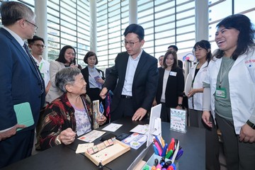 勞工及福利局局長孫玉菡今日(十月十一日)為「齊賀國慶76周年.2025精神健康月啟動禮暨嘉年華」主禮。精神健康月由勞工及福利局聯同多個決策局/部門、公營機構及非政府機構合辦,以響應世界心理衞生聯盟發起的「世界精神衞生日」。2025精神健康月以「活.好D」為主題,希望透過不同形式的公眾教育及推廣活動,提升市民對健康生活方式的認識與重視。圖示孫玉菡(右四)與「社交連繫」攤位的參與者交談。