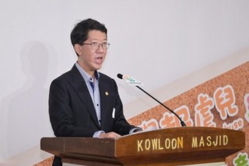 兒童事務委員會今日(十月十一日)舉行「保護兒童共融童樂日」公眾參與活動,為《強制舉報虐待兒童條例》於明年一月二十日生效進行100日倒數。勞工及福利局局長兼兒童事務委員會副主席孫玉菡、警務處處長周一鳴、社會福利署署長杜永恒和香港回教信託基金總會主席沙意一同為活動主禮。圖示杜永恒在開幕環節上致辭。
