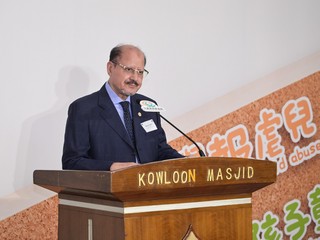 兒童事務委員會今日(十月十一日)舉行「保護兒童共融童樂日」公眾參與活動,為《強制舉報虐待兒童條例》於明年一月二十日生效進行100日倒數。勞工及福利局局長兼兒童事務委員會副主席孫玉菡、警務處處長周一鳴、社會福利署署長杜永恒和香港回教信託基金總會主席沙意一同為活動主禮。圖示沙意在開幕環節上致辭。