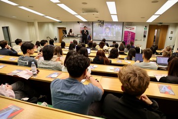 香港人才服務辦公室代表團十月十日(倫敦時間)在倫敦政治經濟學院舉辦活動。圖示勞工及福利局副秘書長(人力)曾裕彤在活動上致歡迎辭。