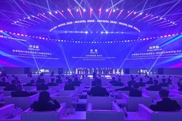 勞工及福利局局長孫玉菡今日(十月十七日)結束為期兩天的北京訪問行程,香港人才服務辦公室總監陳海勁亦有隨行。圖示孫玉菡昨日(十月十六日)擔任頒獎嘉賓的HICOOL 2025全球創業者峰會全球創業大賽。