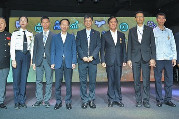 全国劳动模范和大国工匠代表团十月二十一日继续访港行程，与本港主要劳工团体、雇员及各界人士互动交流。图示劳工及福利局副局长何启明（中）、代表团团长、中华全国总工会副主席魏地春（左六）、劳工处处长许泽森（左五）、雇员再培训局主席黄杰龙教授（右一）、香港工会联合会会长吴秋北（右五）、港九劳工社团联会主席林振升（左一）及其他代表团成员在交流环节合照。