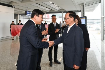 全国劳动模范和大国工匠代表团十月二十日抵港，展开一连四天的访问活动。图示劳工及福利局局长孙玉菡（左）及劳工处处长许泽森（中）在香港国际机场迎接代表团团长、中华全国总工会副主席魏地春（右）。