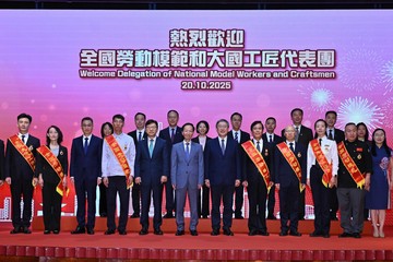 全国劳动模范和大国工匠代表团十月二十日抵港，展开一连四天的访问活动。图示政务司副司长卓永兴（前排右六）、劳工及福利局（劳福局）局长孙玉菡（前排左六）、中央人民政府驻香港特别行政区联络办公室社会工作部部长刘松林（前排左四）、劳福局常任秘书长刘焱（前排右一）及劳工处处长许泽森（前排左一）与代表团团长、中华全国总工会副主席魏地春（前排中）及其他代表团成员在欢迎仪式合照。