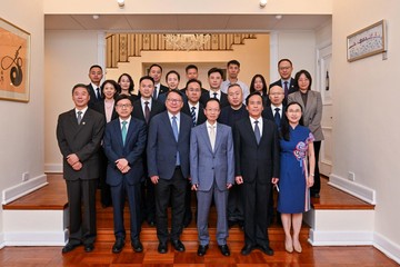 全国劳动模范和大国工匠代表团十月二十日抵港，展开一连四天的访问活动。图示政务司司长陈国基（第一排左三）、劳工及福利局（劳福局）局长孙玉菡（第一排左二）、劳福局常任秘书长刘焱（第一排右一）及劳工处处长许泽森（第四排中）与代表团团长、中华全国总工会副主席魏地春（第一排右三）及其他代表团成员在欢迎晚宴合照。