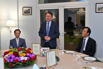 全国劳动模范和大国工匠代表团十月二十日抵港，展开一连四天的访问活动。图示代表团出席由政务司司长陈国基（中）主持的欢迎晚宴，旁为代表团团长、中华全国总工会副主席魏地春（左）及代表团成员高凤林（右）。