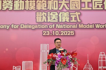 全國勞動模範和大國工匠代表團今日(十月二十三日)上午完成四日訪港行程。代表團離港前,香港特別行政區政府在港珠澳大橋香港口岸舉行歡送儀式。圖示勞工及福利局副局長何啟明在儀式上致辭。