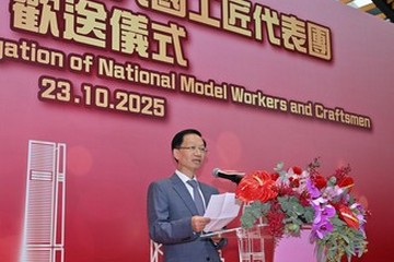 全國勞動模範和大國工匠代表團今日(十月二十三日)上午完成四日訪港行程。代表團離港前,香港特別行政區政府在港珠澳大橋香港口岸舉行歡送儀式。圖示代表團團長、中華全國總工會副主席魏地春在儀式上致辭。