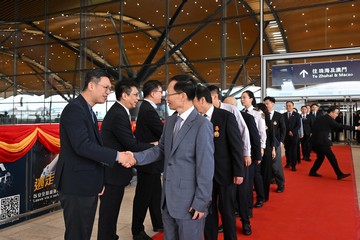全國勞動模範和大國工匠代表團今日(十月二十三日)上午完成四日訪港行程。代表團離港前,香港特別行政區政府在港珠澳大橋香港口岸舉行歡送儀式。圖示勞工及福利局副局長何啟明(左一)、中央人民政府駐香港特別行政區聯絡辦公室社會工作部副部長吳小玔(左二)和勞工處副處長(勞工事務行政)何錦標(左三)歡送代表團團長、中華全國總工會副主席魏地春(左四)及其他代表團成員。