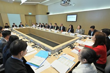 政務司副司長卓永興(右六)今日(十一月十四日)主持社會高齡化對策工作組首次會議,與各政策局商討工作組的策略方向及初步計劃。