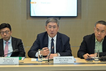 政務司副司長卓永興今日(十一月十四日)主持社會高齡化對策工作組首次會議,15個政策局均有參與其中。卓永興(中)旁為勞工及福利局局長孫玉菡(左)和財經事務及庫務局局長許正宇(右)。