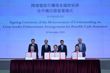 社会福利署今日（十一月二十一日）分别与中国银行（香港）（中银香港）和中国工商银行（亚洲）签署合作备忘录，推展跨境发放可携现金援助的安排。图示劳工及福利局局长孙玉菡（后排右二）、金融管理局副总裁陈维民（后排左二）、中银香港副董事长兼总裁孙煜（后排左一）及中国工商银行（亚洲）董事长兼执行董事刘亚干博士（后排右一）在场见证社会福利署署长杜永恒（前排中）分别与中银香港个人金融产品部总经理周国昌（前排左）和中国工商银行（亚洲）机构业务部总经理殷勤军（前排右）签署合作备忘录。