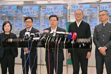 行政長官李家超(中)今日(十二月五日)聯同精神健康諮詢委員會主席林正財醫生(右一)、醫務衞生局局長盧寵茂教授(右二)、勞工及福利局局長孫玉菡(左二)及教育局局長蔡若蓮博士(左一),就大埔宏福苑火災跟進工作會見傳媒。