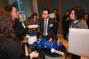 社會福利署今日（一月十三日）舉辦「齊撐照顧者行動—全城友善嘉許禮」，表揚照顧者及積極支援照顧者的鄰舍和僱主，呼籲社會各界繼續支持和關懷照顧者；並同場舉行「照顧者科技產品展」，展示適合在家居使用的樂齡科技產品。圖示勞工及福利局局長孫玉菡（中）及其他嘉賓參觀和體驗科技產品。