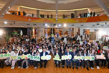 勞工及福利局局長孫玉菡今日（一月十七日）為「2025精神健康月」閉幕嘉許禮暨「活。好D」健康生活博覽主禮。圖示孫玉菡與出席者合照。