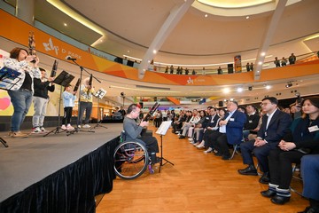 勞工及福利局局長孫玉菡今日（一月十七日）為「2025精神健康月」閉幕嘉許禮暨「活。好D」健康生活博覽主禮。圖示孫玉菡（右二）欣賞共融音樂表演。