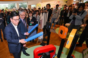 勞工及福利局局長孫玉菡今日（一月十七日）為「2025精神健康月」閉幕嘉許禮暨「活。好D」健康生活博覽主禮。圖示孫玉菡（左一）和「2025精神健康月」籌備委員會主席朱世明（左二）參與推廣恆常運動的攤位遊戲。