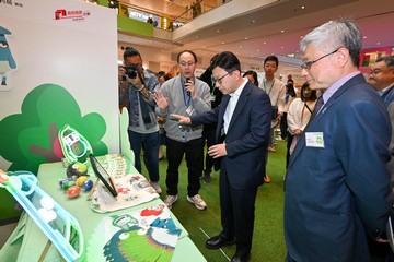 勞工及福利局局長孫玉菡今日（一月十七日）為「2025精神健康月」閉幕嘉許禮暨「活。好D」健康生活博覽主禮。圖示孫玉菡（右二）與「2025精神健康月」籌備委員會主席朱世明（右一）參與推廣情緒管理的攤位遊戲。