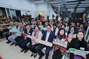 政務司司長陳國基今日（二月九日）主持西營盤社區客廳開幕典禮。勞工及福利局局長孫玉菡、周大福慈善基金理事紀文鳳、利希慎基金總裁何宗慈、勞工及福利局常任秘書長劉焱、社會福利署署長杜永恒和香港明愛總裁閻德龍神父亦一同主禮。圖示陳國基（前排右三）、孫玉菡（前排左四）、紀文鳳（前排左五）、何宗慈（前排右二）、劉焱（前排右一）和閻德龍神父（前排左三）與其他嘉賓及用戶合照。