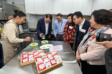 政務司司長陳國基今日（二月九日）主持西營盤社區客廳開幕典禮。勞工及福利局局長孫玉菡、周大福慈善基金理事紀文鳳、利希慎基金總裁何宗慈、勞工及福利局常任秘書長劉焱、社會福利署署長杜永恒和香港明愛總裁閻德龍神父亦一同主禮。圖示陳國基（左二）和孫玉菡（右二）在鄰里備餐區與受惠家庭製作小食。