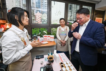 政務司司長陳國基今日（二月九日）主持西營盤社區客廳開幕典禮。勞工及福利局局長孫玉菡、周大福慈善基金理事紀文鳳、利希慎基金總裁何宗慈、勞工及福利局常任秘書長劉焱、社會福利署署長杜永恒和香港明愛總裁閻德龍神父亦一同主禮。 圖示陳國基（右）參觀鄰里飯廳，與用戶交流。