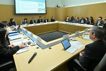 The Committee on Education, Technology and Talents (CETT), chaired by the Chief Secretary for Administration, Mr Chan Kwok-ki (third left), held the second engagement session with the Panel of Advisors to the CETT today (March 3) to exchange views on building Hong Kong into an international post-secondary education hub.