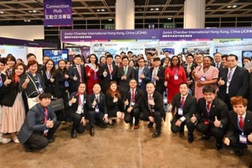 The Global Talent Summit Week (GTS Week) organised by Hong Kong Talent Engage continues today (March 19) and will run through March 29, focusing on the integrated development of education, technology and talent. Photo shows the Secretary for Labour and Welfare, Mr Chris Sun (second row, seventh right), touring the CareerConnect Expo.