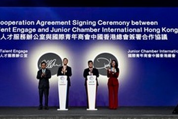 The Global Talent Summit Week organised by Hong Kong Talent Engage (HKTE) continues today (March 19) through March 29, focusing on the integration of education, technology and talents. Photo shows that under the witness of the Secretary for Labour and Welfare, Mr Chris Sun (first left), and the World President of Junior Chamber International, Ms Alejandra Castillo, the Director of HKTE, Mr Felix Chan (second left), signed a co-operation agreement with the President of Junior Chamber International Hong Kong, China, Mr Daryl Lin (second right).