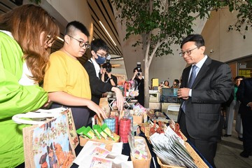 The Secretary for Labour and Welfare, Mr Chris Sun, officiated at the opening ceremony of the Diversity and Inclusion Arts Festival 2026 today (March 20). Photo shows Mr Sun (first right) visiting the arts bazaar and chatting with a person with a disability.