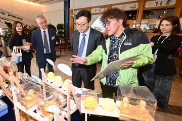 The Secretary for Labour and Welfare, Mr Chris Sun, officiated at the opening ceremony of the Diversity and Inclusion Arts Festival 2026 today (March 20). Photo shows Mr Sun (centre) visiting the arts bazaar and listening to an introduction by a staff member of an organisation.