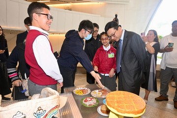 The Secretary for Labour and Welfare, Mr Chris Sun, officiated at the opening ceremony of the Diversity and Inclusion Arts Festival 2026 today (March 20). Photo shows Mr Sun (third right) being introduced to the artworks at the inclusive arts exhibition.