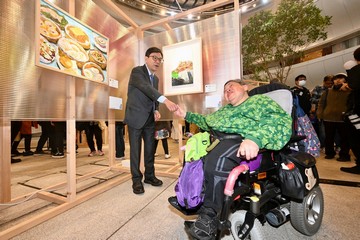 The Secretary for Labour and Welfare, Mr Chris Sun, officiated at the opening ceremony of the Diversity and Inclusion Arts Festival 2026 today (March 20). Photo shows Mr Sun (left) visiting the inclusive arts exhibition and chatting with an artist with a disability.