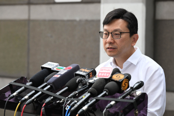 政府长者及合资格残疾人士公共交通票价优惠计划（二元优惠计划）今日（四月三日）起由二元划一收费调整为「两蚊两折」。劳工及福利局局长孙玉菡今日到黄大仙及调景岭视察「两蚊两折」首日实施情况。图示孙玉菡会见传媒。