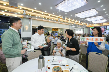 政府长者及合资格残疾人士公共交通票价优惠计划（二元优惠计划）今日（四月三日）起由二元划一收费调整为「两蚊两折」。劳工及福利局局长孙玉菡今日到黄大仙及调景岭视察「两蚊两折」首日实施情况。图示孙玉菡（左二）在黄大仙一间酒家，向市民介绍二元优惠计划的收费调整。