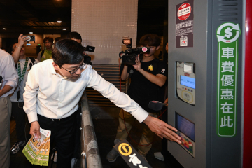 政府长者及合资格残疾人士公共交通票价优惠计划（二元优惠计划）今日（四月三日）起由二元划一收费调整为「两蚊两折」。劳工及福利局局长孙玉菡今日到黄大仙及调景岭视察「两蚊两折」首日实施情况。图示孙玉菡在调景岭站公共运输交汇处，了解提供短途分段优惠的一站式传感器的运作。