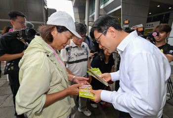 署理政务司司长卓永兴（左）今日（三月三十日）出席旺角小区客厅开幕典礼后响应记者提问。旁为劳工及福利局局长孙玉菡。