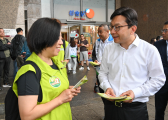 政府长者及合资格残疾人士公共交通票价优惠计划（二元优惠计划）今日（四月三日）起由二元划一收费调整为「两蚊两折」。劳工及福利局局长孙玉菡今日到黄大仙及调景岭视察「两蚊两折」首日实施情况。图示孙玉菡（右）与派驻在调景岭港铁站外的服务大使交流，听取他们对首日运作的意见。