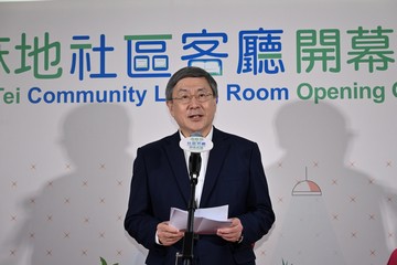 The Acting Chief Secretary for Administration, Mr Cheuk Wing-hing, officiated at the Yau Ma Tei Community Living Room Opening Ceremony today (April 15). Photo shows Mr Cheuk speaking at the ceremony.