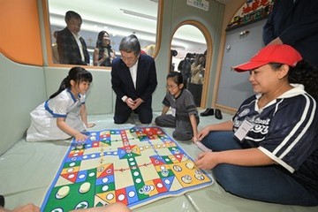 The Acting Chief Secretary for Administration, Mr Cheuk Wing-hing, officiated at the Yau Ma Tei Community Living Room Opening Ceremony today (April 15). Photo shows Mr Cheuk (second left) touring the facilities of the Community Living Room.