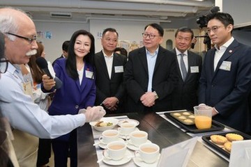 政务司司长陈国基今日（四月二十七日）出席西环社区客厅开幕典礼。图示陈国基（右三）参观社区客厅设施，并与用户交流。
