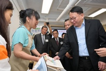 政务司司长陈国基今日（四月二十七日）出席西环社区客厅开幕典礼。图示陈国基（右一）参观社区客厅设施，并与用户交流。